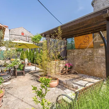 Gorgeous Home In Kanfanar With Wifi