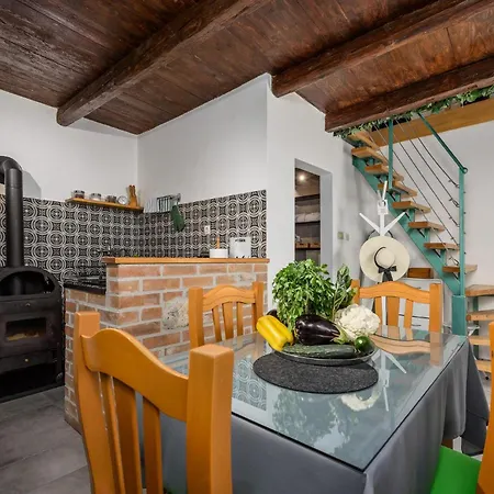 Gorgeous Home In Kanfanar With Wifi *
